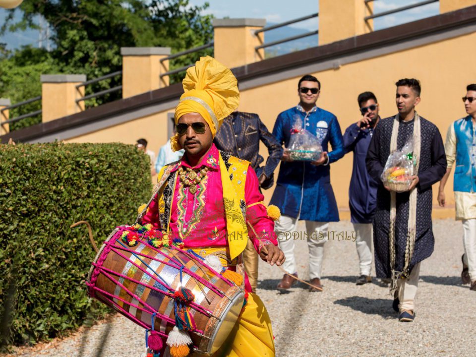 Hindu wedding in Tuscany 10 960x720 - Dhol drummers