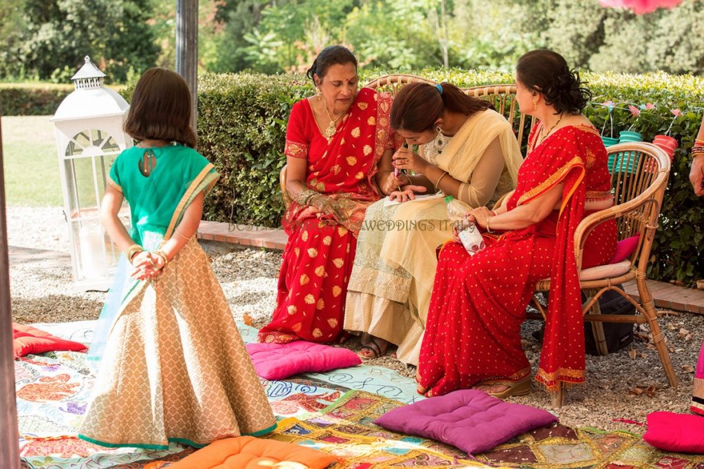 henna artist 1024x683 - Hindu pre-wedding events in a Majestic villa in Tuscany