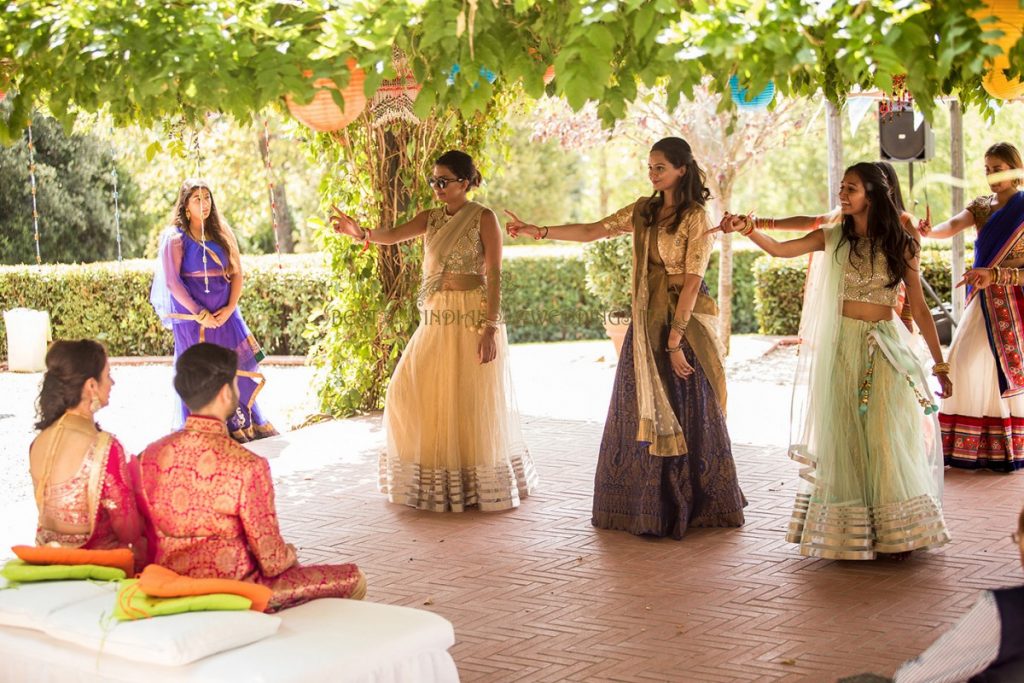 indian brides sister doing choreorgraphic dance at sangeet wedding event 1024x683 - Hindu pre-wedding events in a Majestic villa in Tuscany