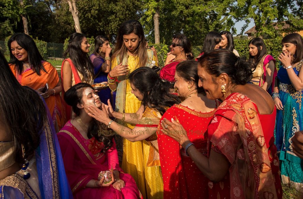 putting tumeric to indian spouses at haldi and pithi events in italy 1024x672 - Hindu pre-wedding events in a Majestic villa in Tuscany