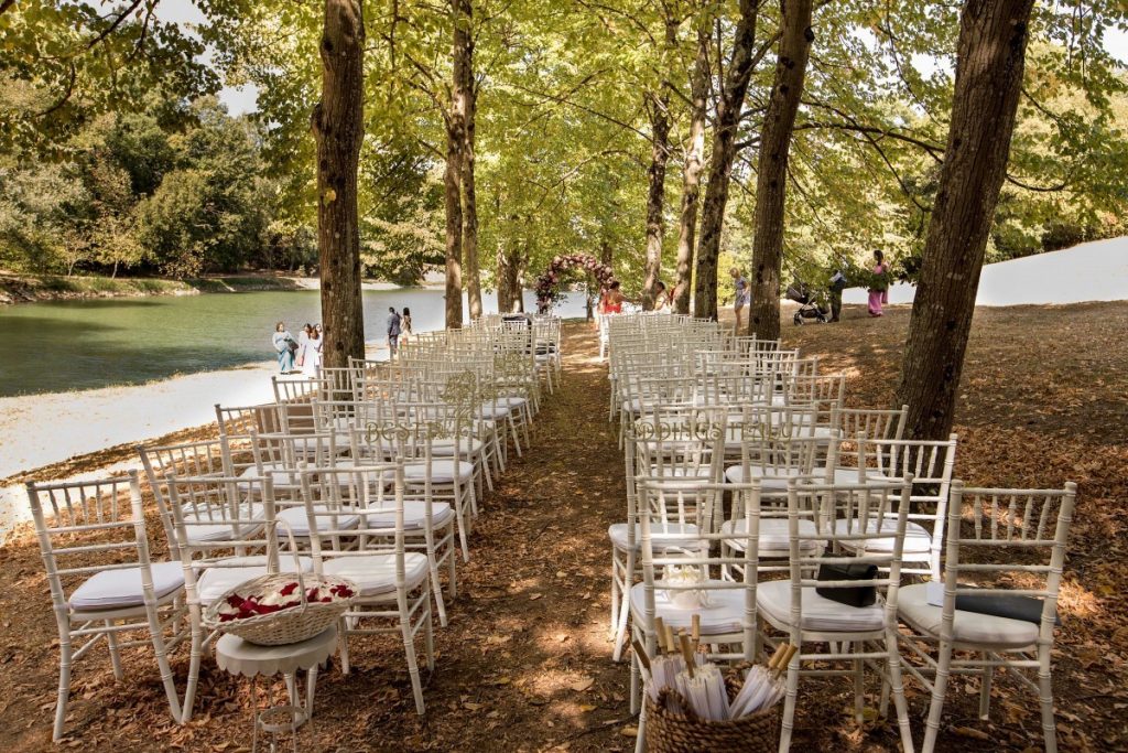 outdoor wedding ceremony tuscany setup 1024x683 - Symbolic white dress wedding ceremony in Tuscany