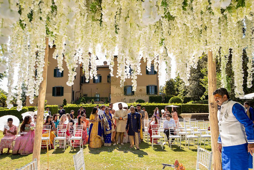 hindu wedding in Tuscany 12 1024x683 - Intimate Hindu wedding in Italy in white and green