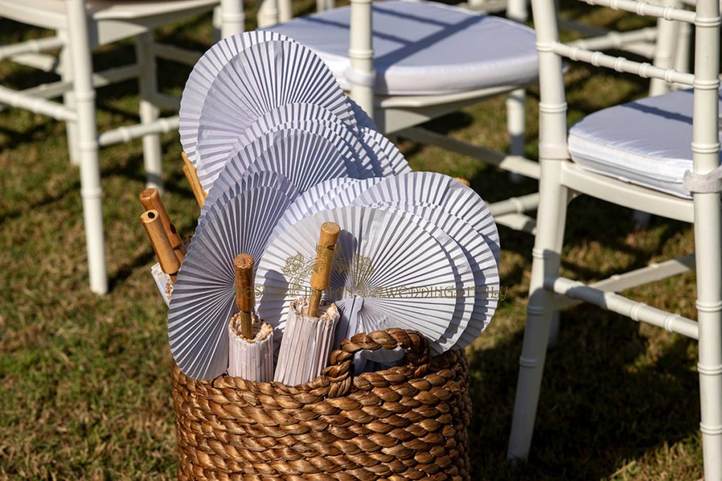 hindu wedding in Tuscany white fan 1024x683 - Intimate Hindu wedding in Italy in white and green