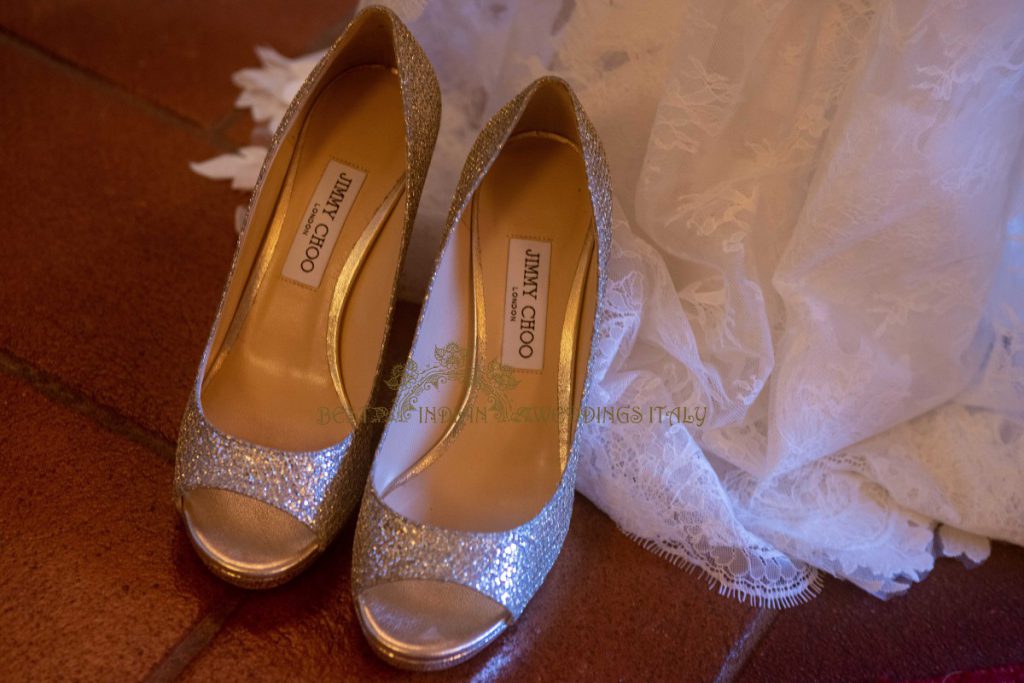 civil wedding bride shoes 1024x683 - Glamorous legal wedding in Tuscany