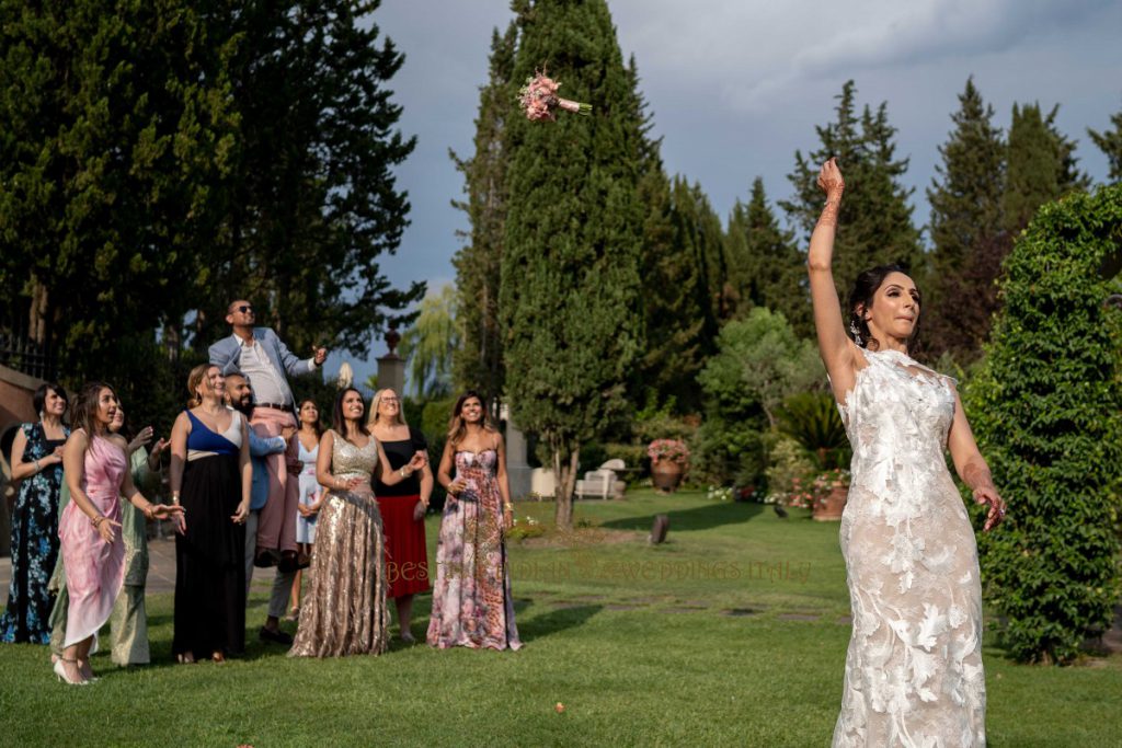 civil wedding italy bouquet toss 1024x683 - Glamorous legal wedding in Tuscany