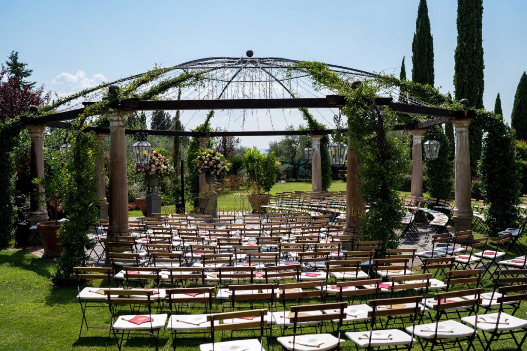 civil wedding italy bride getting ready 03 1024x683 - Glamorous legal wedding in Tuscany