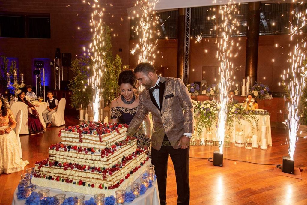 civil wedding tuscany cake cutting 1024x683 - Glamorous civil wedding in a classy resort in Tuscany