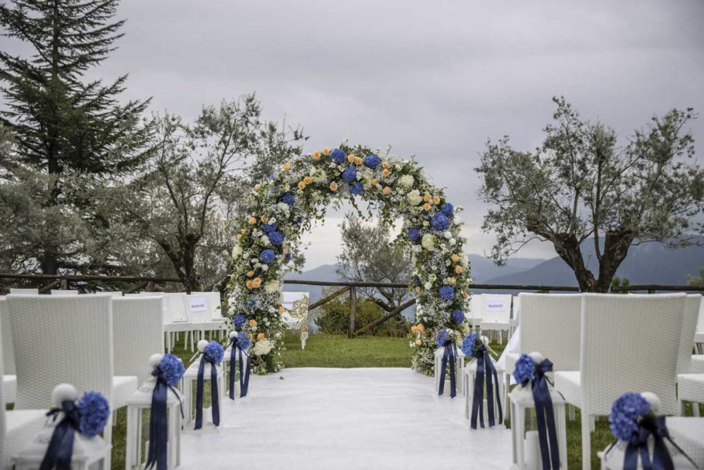 civil wedding tuscany floral archway 1024x683 - Glamorous civil wedding in a classy resort in Tuscany