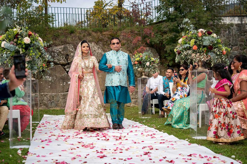 hindu wedding in Italy bride arrival 1 1024x683 - High level Hindu wedding in Tuscany