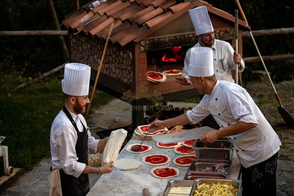 italian pizzaiolo making pizza in front of the wedding guests in italy 1024x683 - Pizza Party at your Indian wedding in Italy