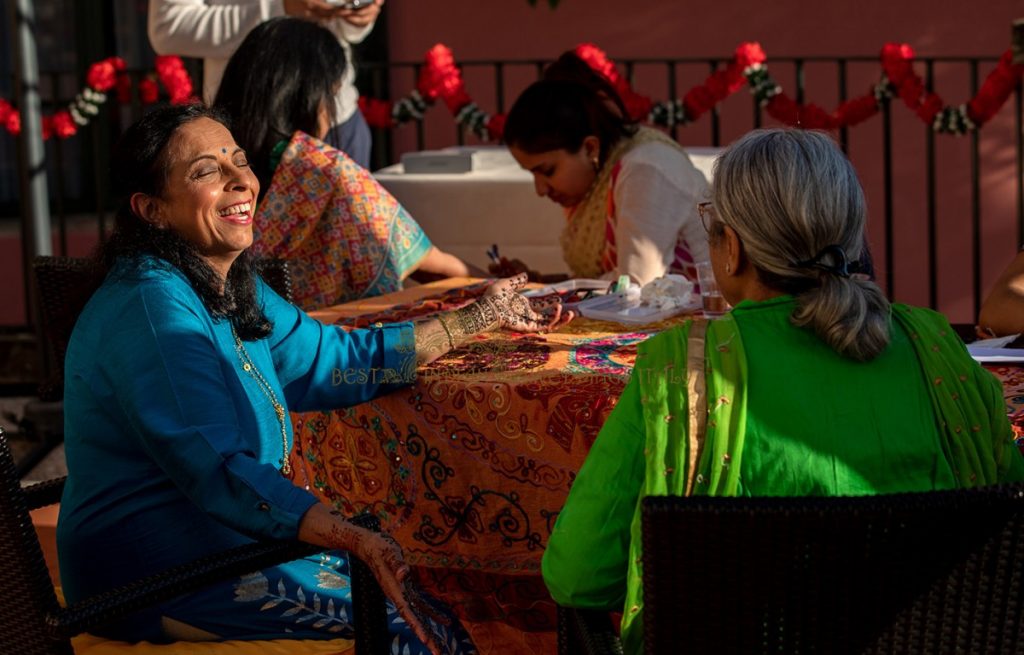 mehendi ceremony in tuscany 1024x655 - Pre-wedding Hindu functions in Tuscany, Italy