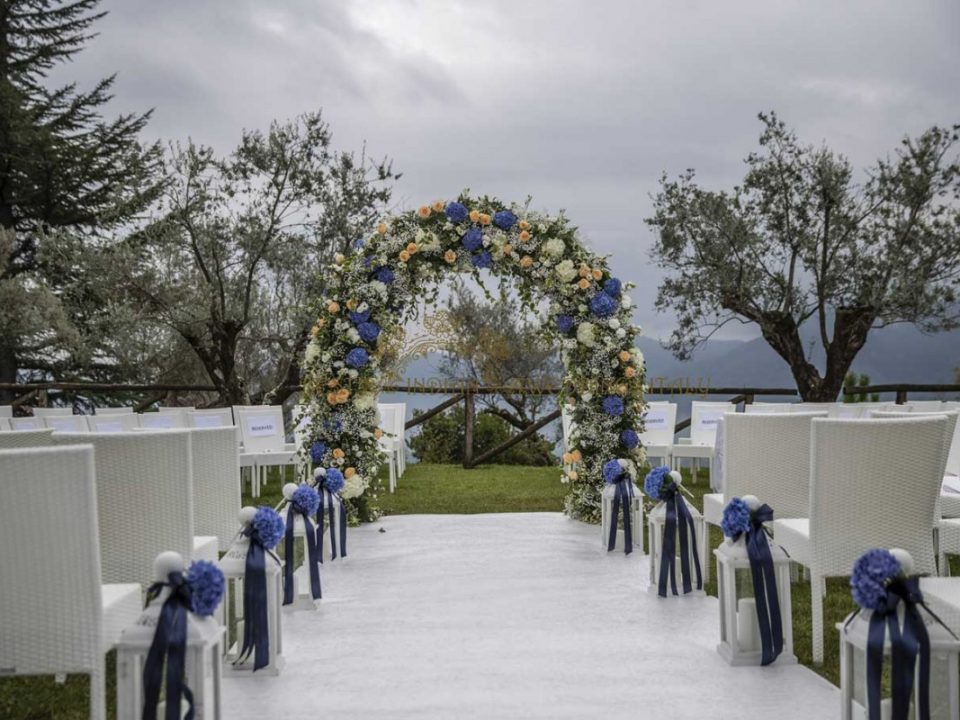 white and blue theme floral decor for destination wedding in Italy 960x720 - Civil wedding decor