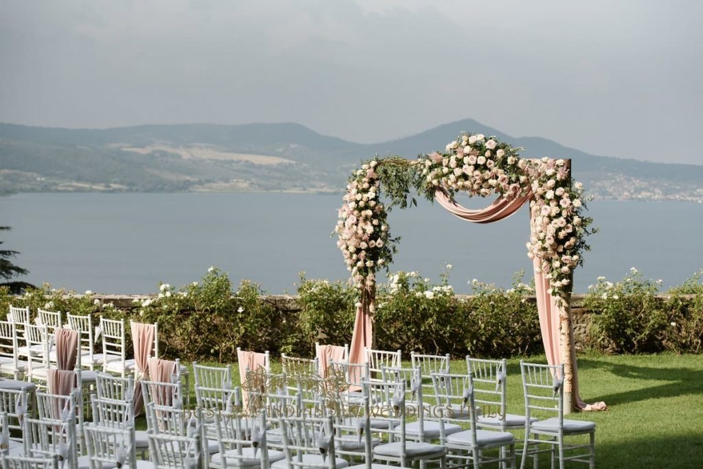 floral arch for civil ceremony in italy 1024x684 - Luxury Indian wedding on the lake in Italy