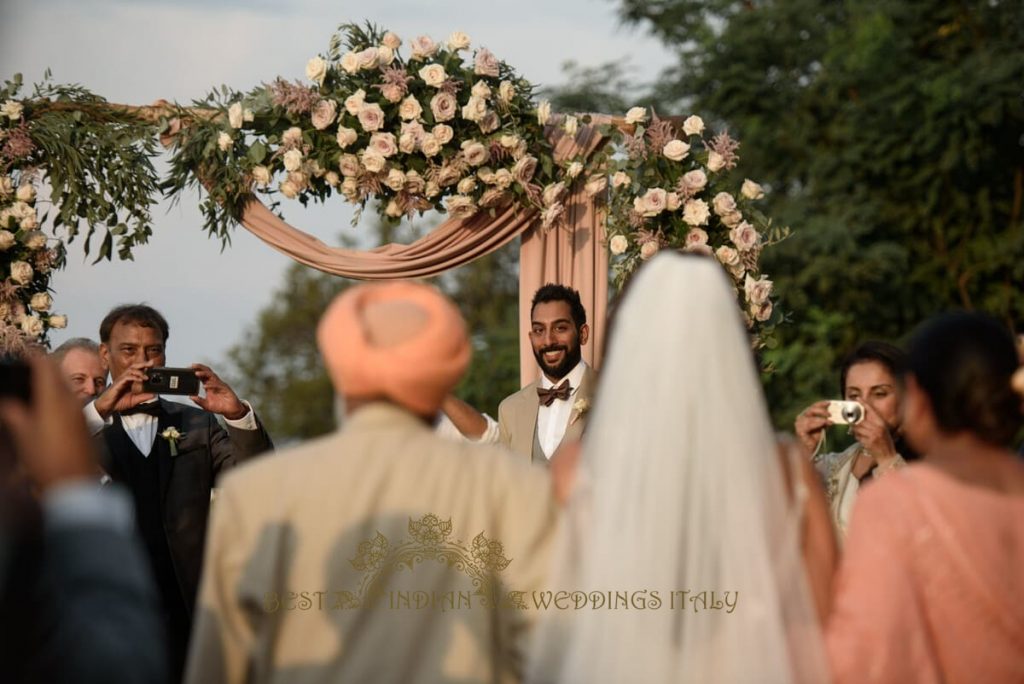 indian bride and her parents during the ceremony in italy 1024x684 - Luxury Indian wedding on the lake in Italy