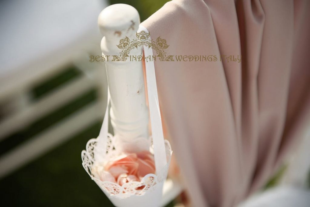 rose petals cone to embelish white dress wedding in italy 1024x684 - Luxury Indian wedding on the lake in Italy