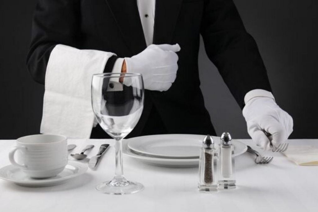 waiters with gloves at weddings 1024x683 - Weddings are now allowed again in Italy!!!