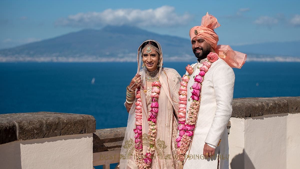 wedding pictures of indian couple with a seaview backdrop in italy