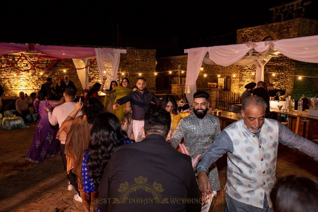 fun mehndi games 1024x683 - Traditional Sikh pre-wedding events in Italy