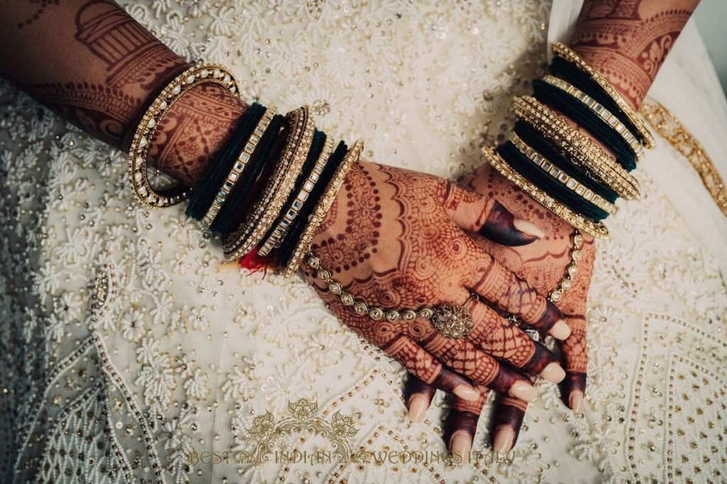 bridal mehndi on the hands 1024x683 - Beautiful seaside Indian wedding in Southern Italy