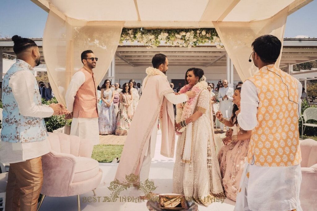 hindu pandit celebrating wedding in italy 1024x683 - Beautiful seaside Indian wedding in Southern Italy