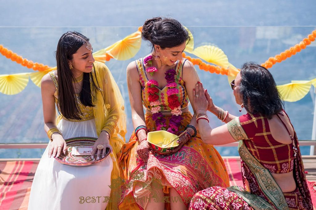 putting haldi on the bride in italy 1024x681 - Hindu pre-wedding events on the Sorrento coast