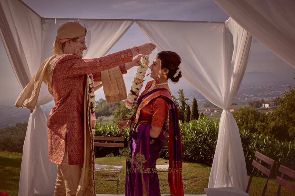 varmala wedding ceremony tuscany 1024x680 - Fusion Marathi Hindu wedding in a panoramic Villa in Tuscany