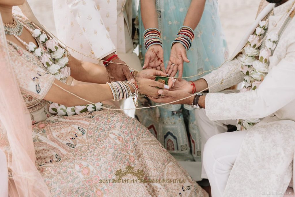 hindu wedding garlands italy 1024x683 - 4-days Indian beach wedding celebrations in Italy