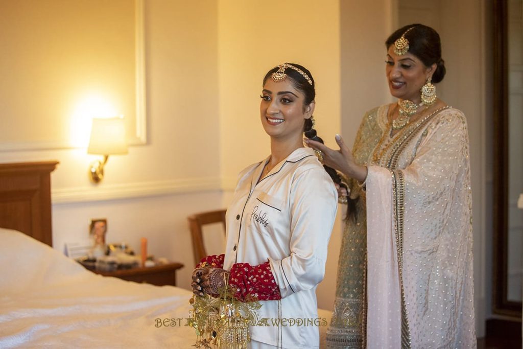 sikh bride getting ready italy 1024x683 - Outdoor Sikh wedding ceremony in Italy