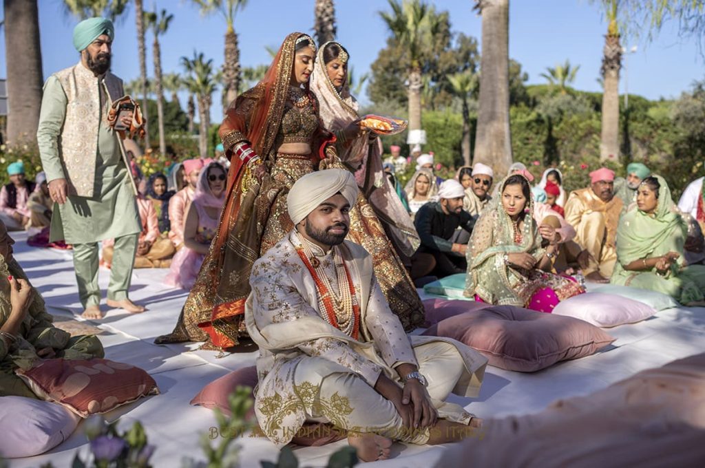 sikh ceremony arrangement 1024x680 - Outdoor Sikh wedding ceremony in Italy