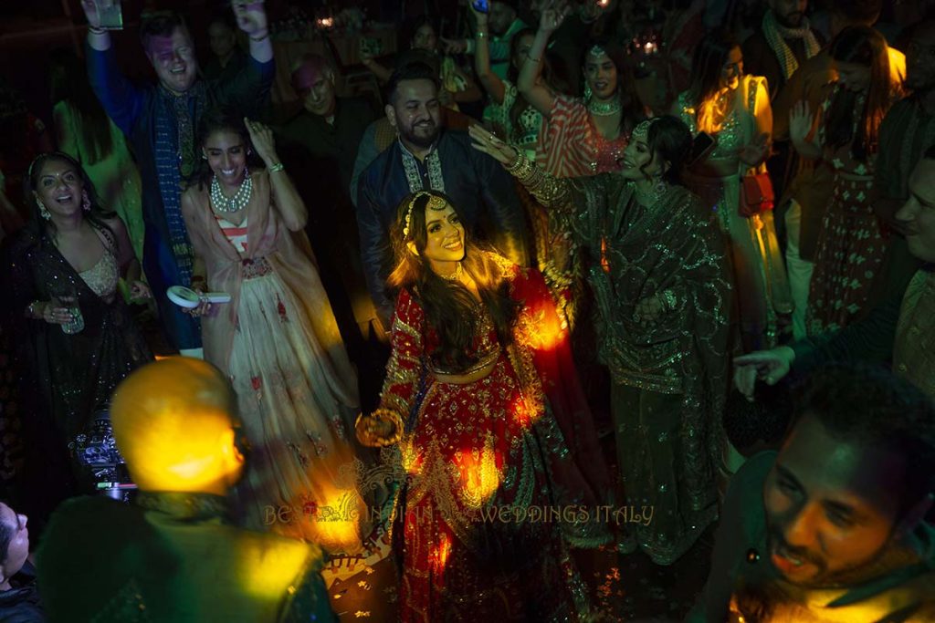 dancing sikh bride and groom italy 1024x683 - Sikh pre-wedding events in Italy with a wow-factor