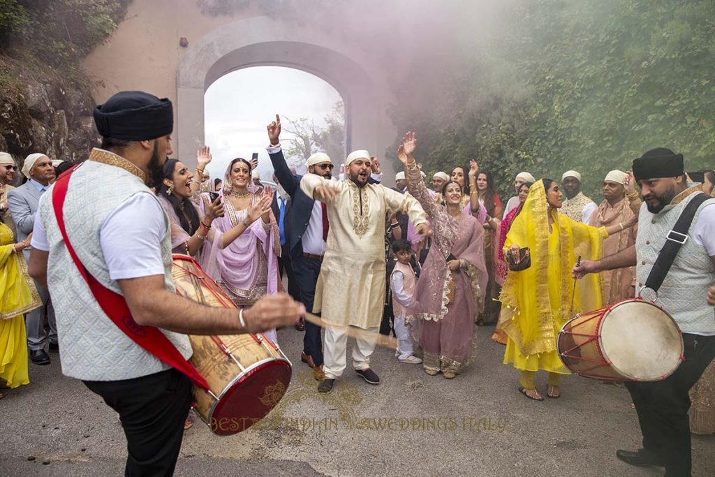 dhol drummers indian wedding tuscany 1024x683 - Elegant Sikh wedding ceremony in the countryside of Italy