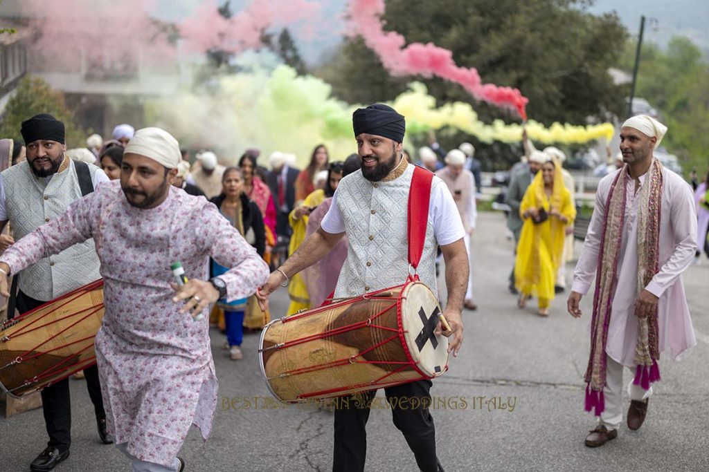 dhol players baraat italy 1024x683 - Elegant Sikh wedding ceremony in the countryside of Italy