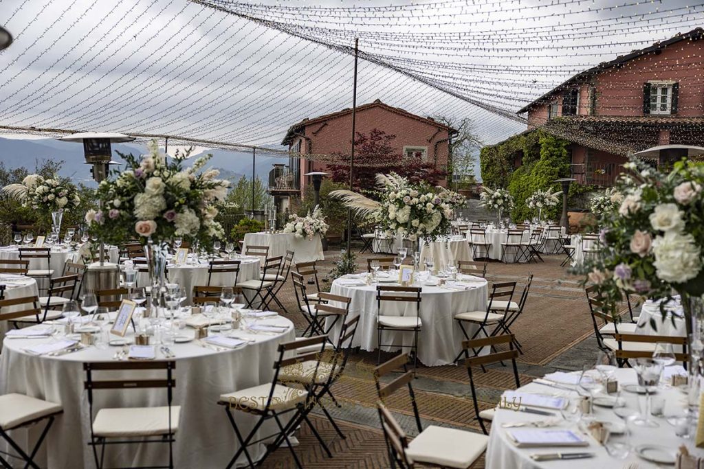 fairylights reception decor 1024x683 - Elegant Sikh wedding ceremony in the countryside of Italy