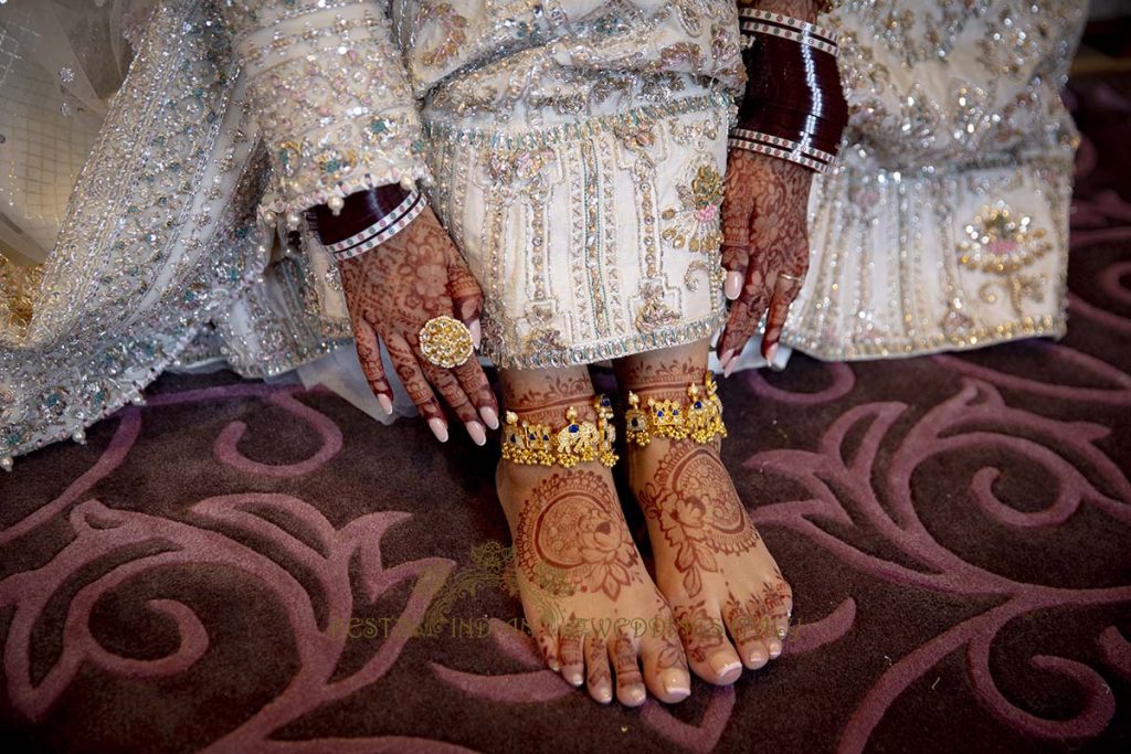 henna legs pattern italy 1024x683 - Elegant Sikh wedding ceremony in the countryside of Italy