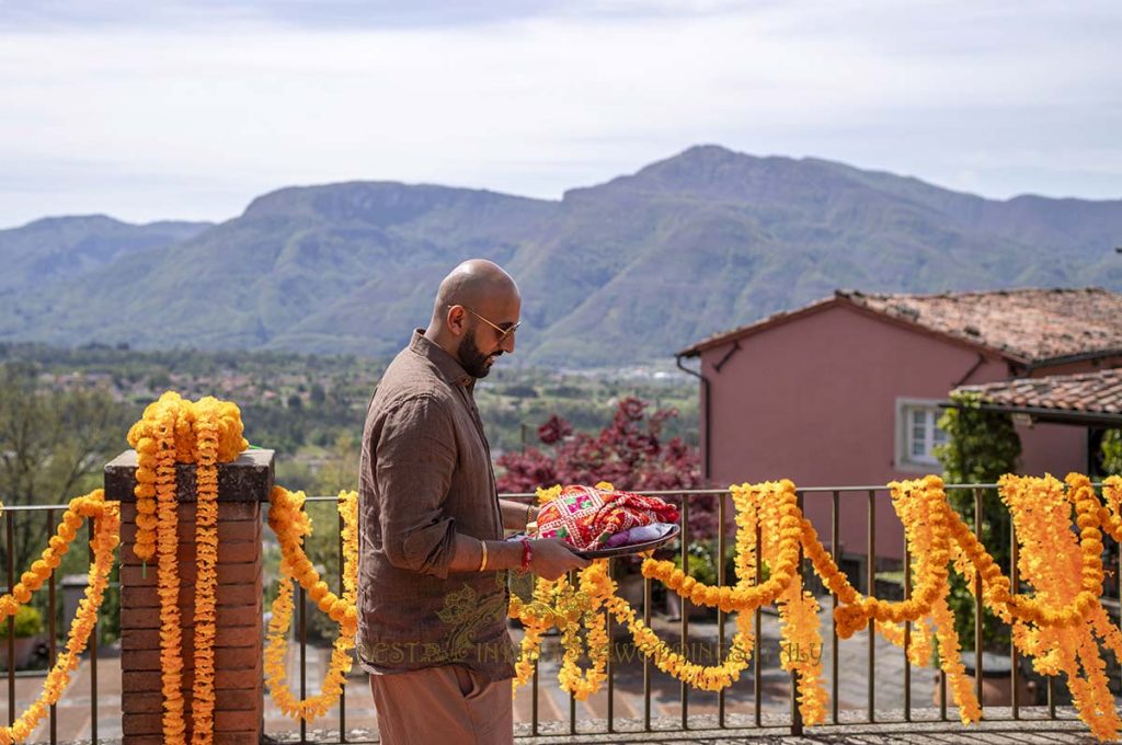 indain marigold garlands pre wedding tuscany 1024x680 - Sikh pre-wedding events in Italy with a wow-factor