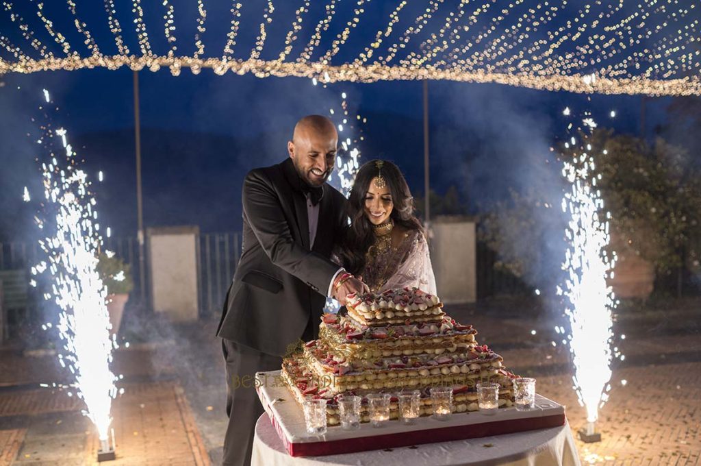 indian couple cake cutting italy 1024x680 - Elegant Sikh wedding ceremony in the countryside of Italy