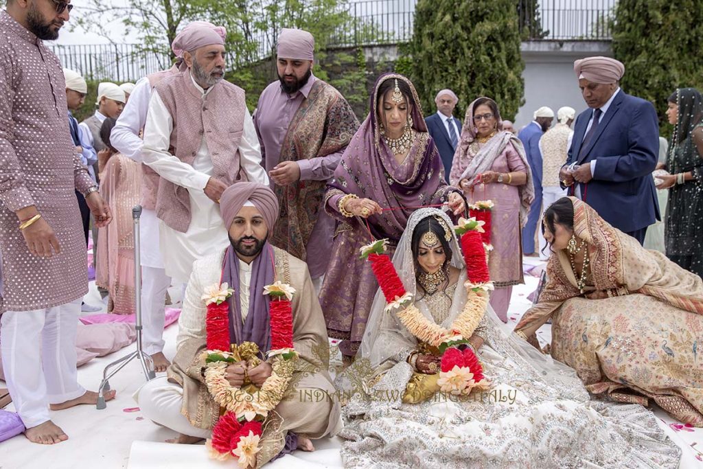 indian wedding garlands italy 1024x683 - Elegant Sikh wedding ceremony in the countryside of Italy