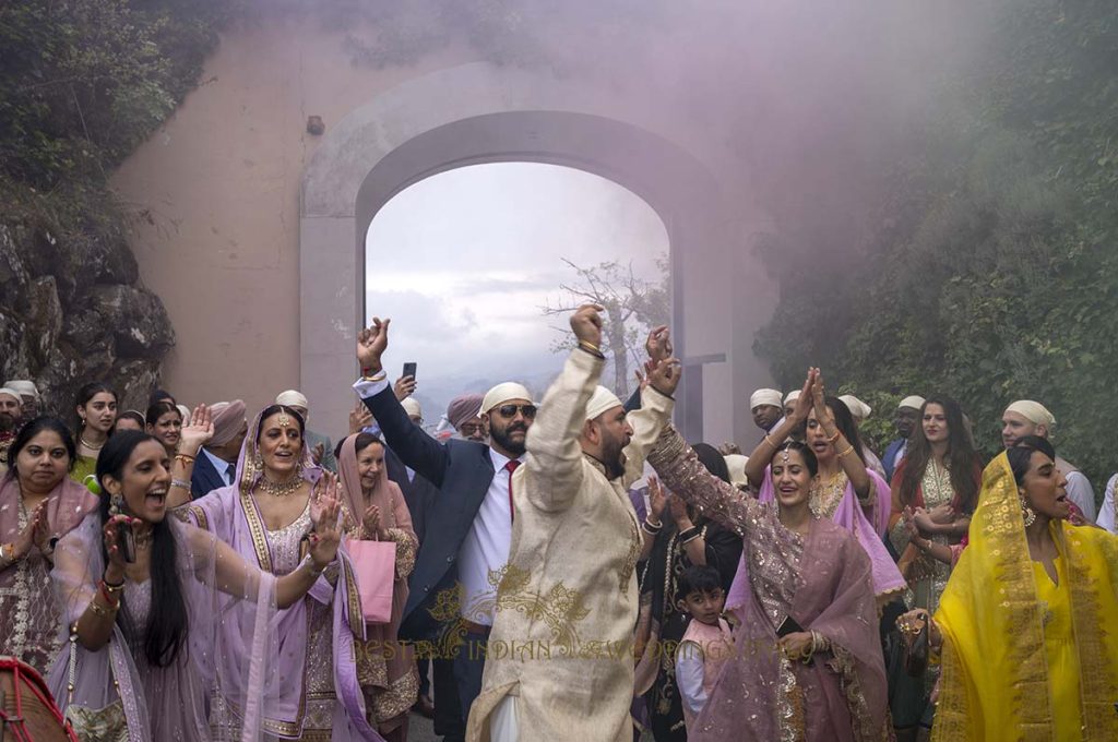 indian wedding smoke bombs italy 1024x680 - Elegant Sikh wedding ceremony in the countryside of Italy