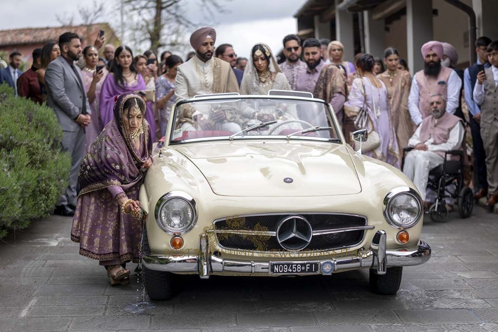 leaving of the bride and groom 1024x683 - Elegant Sikh wedding ceremony in the countryside of Italy