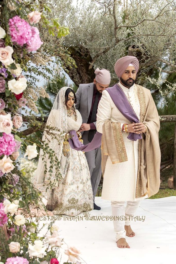 sikh couple weddng ceremony italy 683x1024 - Elegant Sikh wedding ceremony in the countryside of Italy