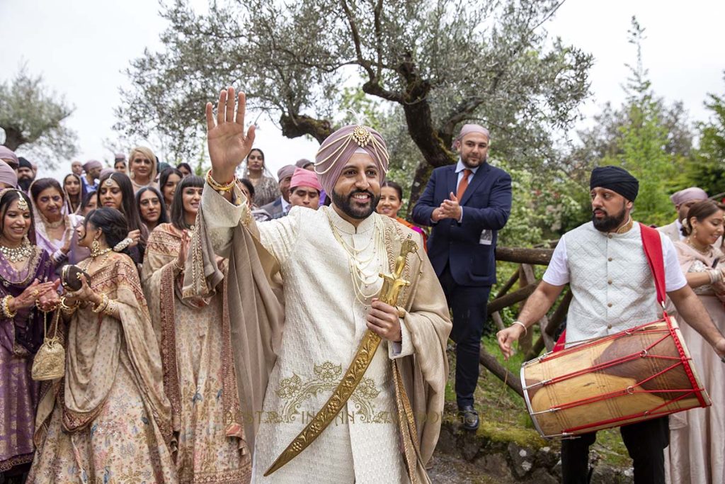 sikh groom baraat ceremony italy 1024x683 - Elegant Sikh wedding ceremony in the countryside of Italy