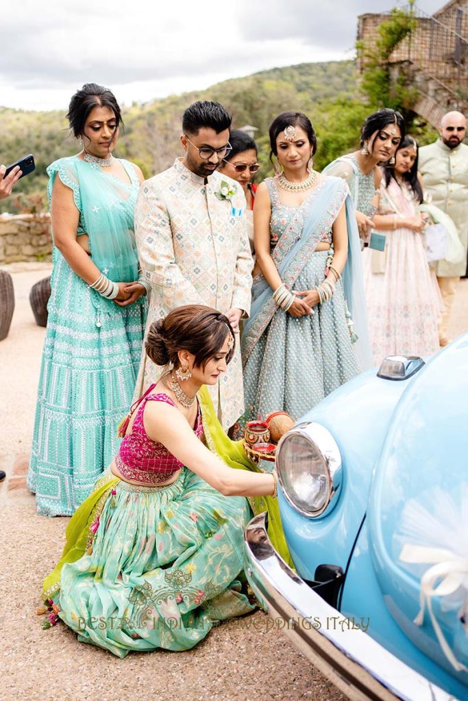 breaking coconut hindu wedding 683x1024 - Beautyful Hindu wedding in Italy despite the bad weather