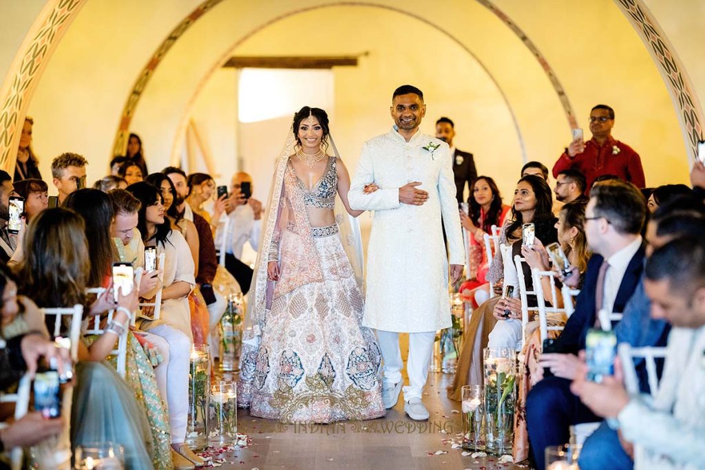 bride entry indian wedding 1024x683 - Beautyful Hindu wedding in Italy despite the bad weather