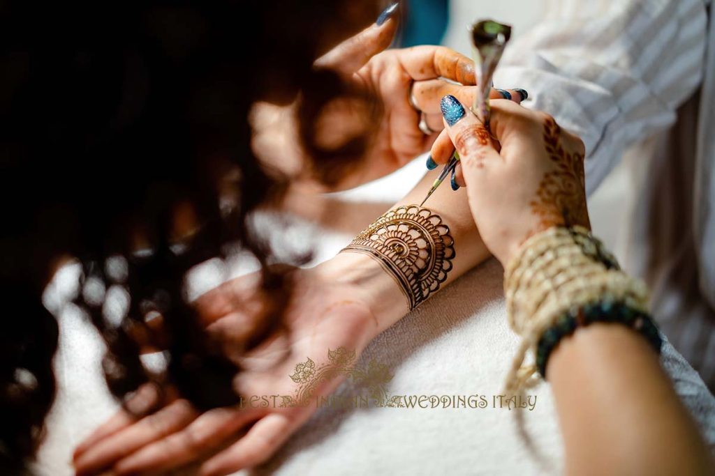 henna artist italy 1024x683 - Beautyful Hindu wedding in Italy despite the bad weather