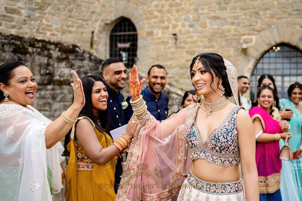 hindu bride vidaai italy 1024x683 - Beautyful Hindu wedding in Italy despite the bad weather