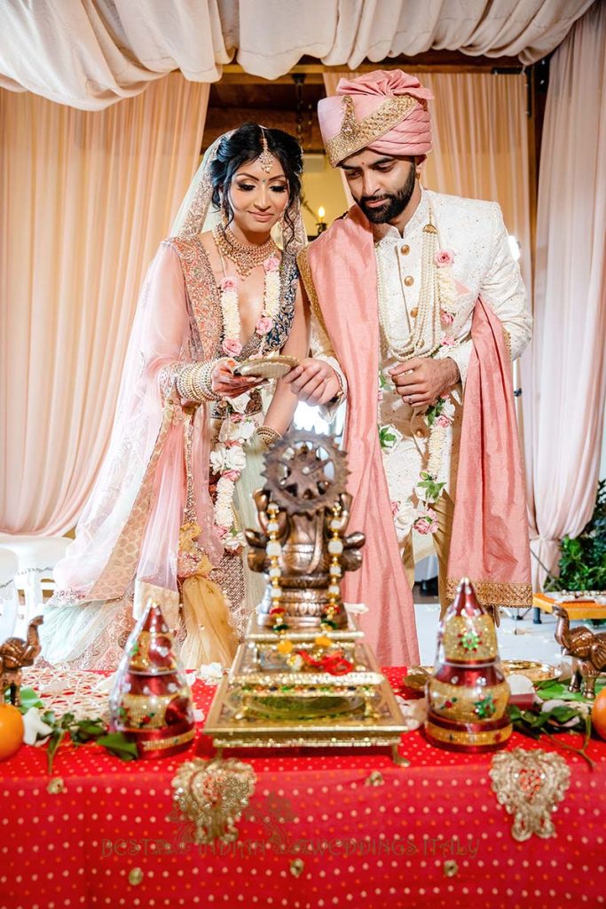 hindu couple first worship 683x1024 - Beautyful Hindu wedding in Italy despite the bad weather