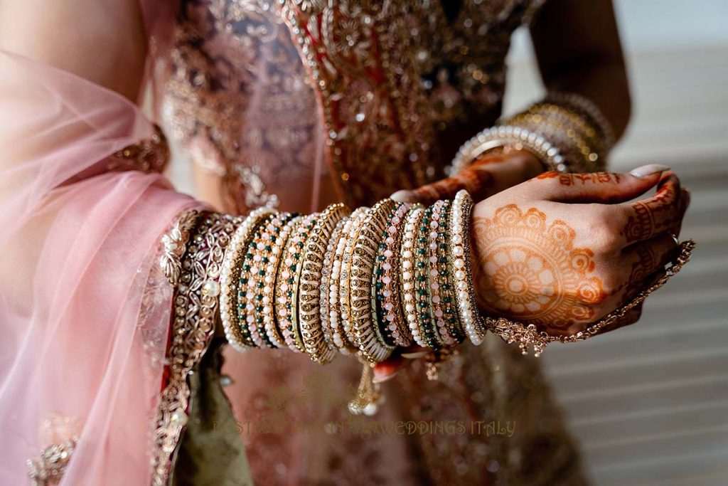 indian bridal bracelets 1024x683 - Beautyful Hindu wedding in Italy despite the bad weather