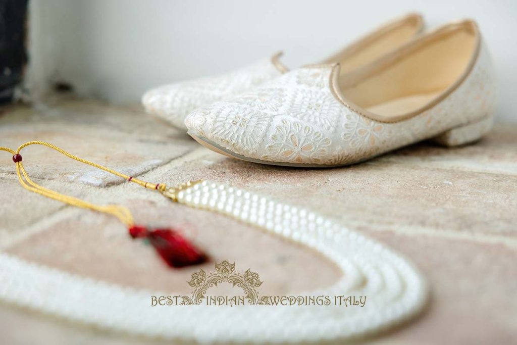 indian groom accessory 1024x683 - Beautyful Hindu wedding in Italy despite the bad weather