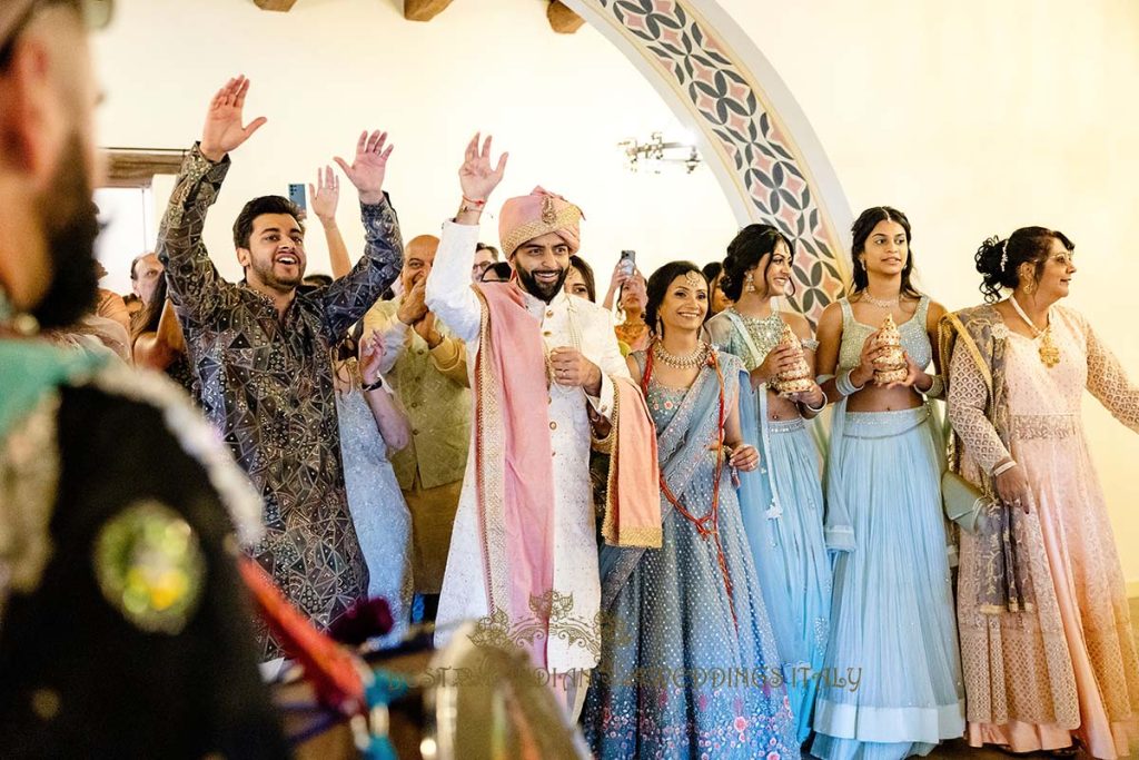 indoor baraat procession 1024x683 - Beautyful Hindu wedding in Italy despite the bad weather