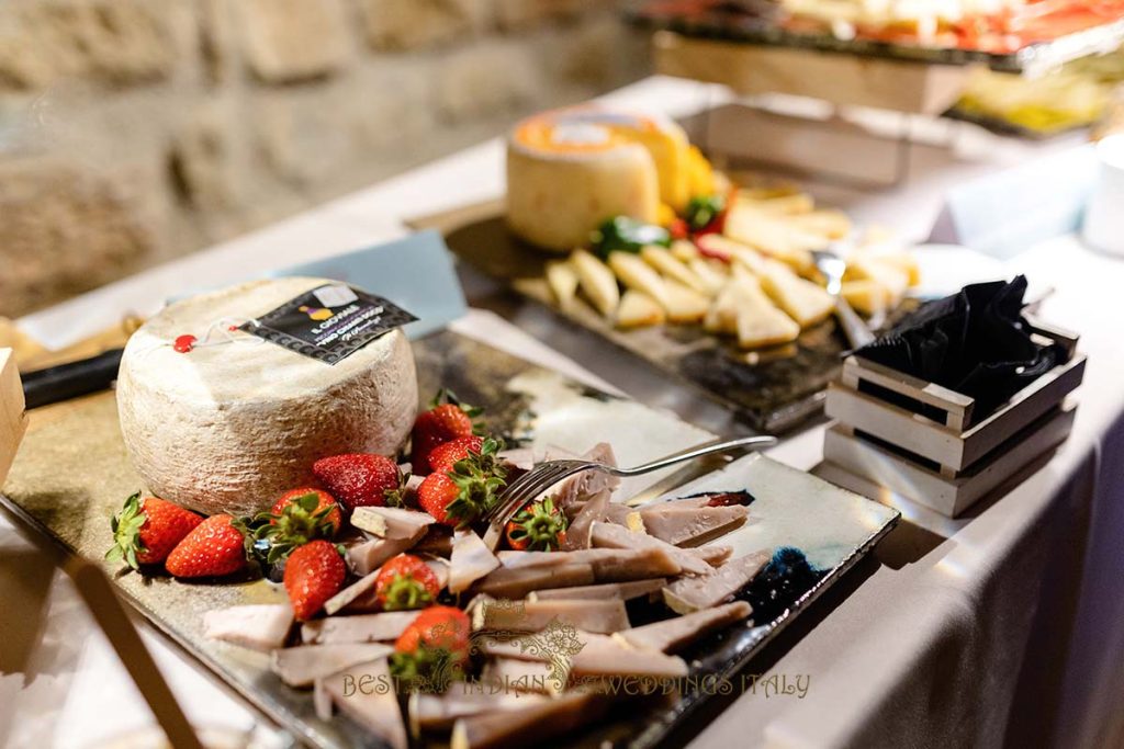 italian cheese corner wedding reception 1024x683 - Beautyful Hindu wedding in Italy despite the bad weather